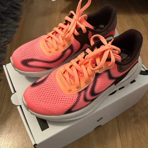 Lululemon beyondfeel running shoes - Picture 1 of 3